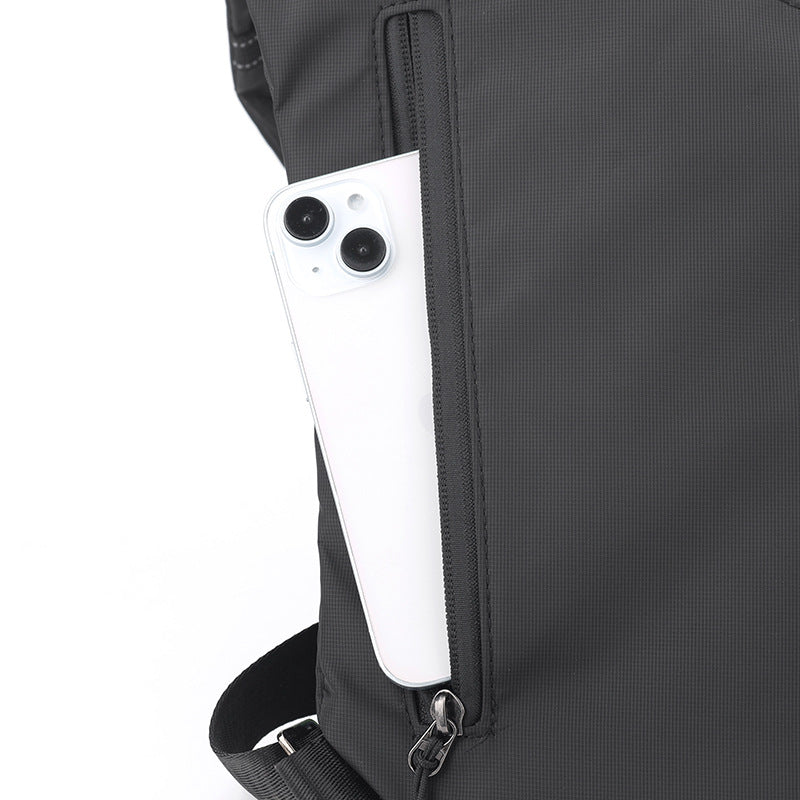 Detalle del bolsillo trasero con cremallera de la Mochila Antirrobo Smart negra KÄRN, ideal para guardar el móvil con seguridad.