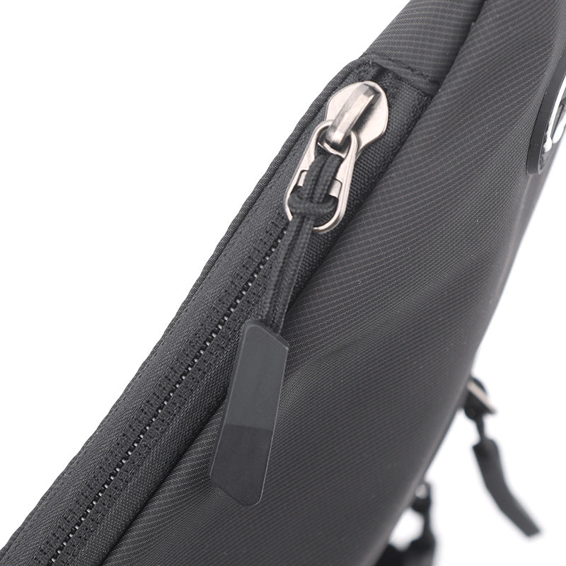 Detalle de la cremallera reforzada y diseño impermeable de la Mochila Antirrobo Smart negra KÄRN.