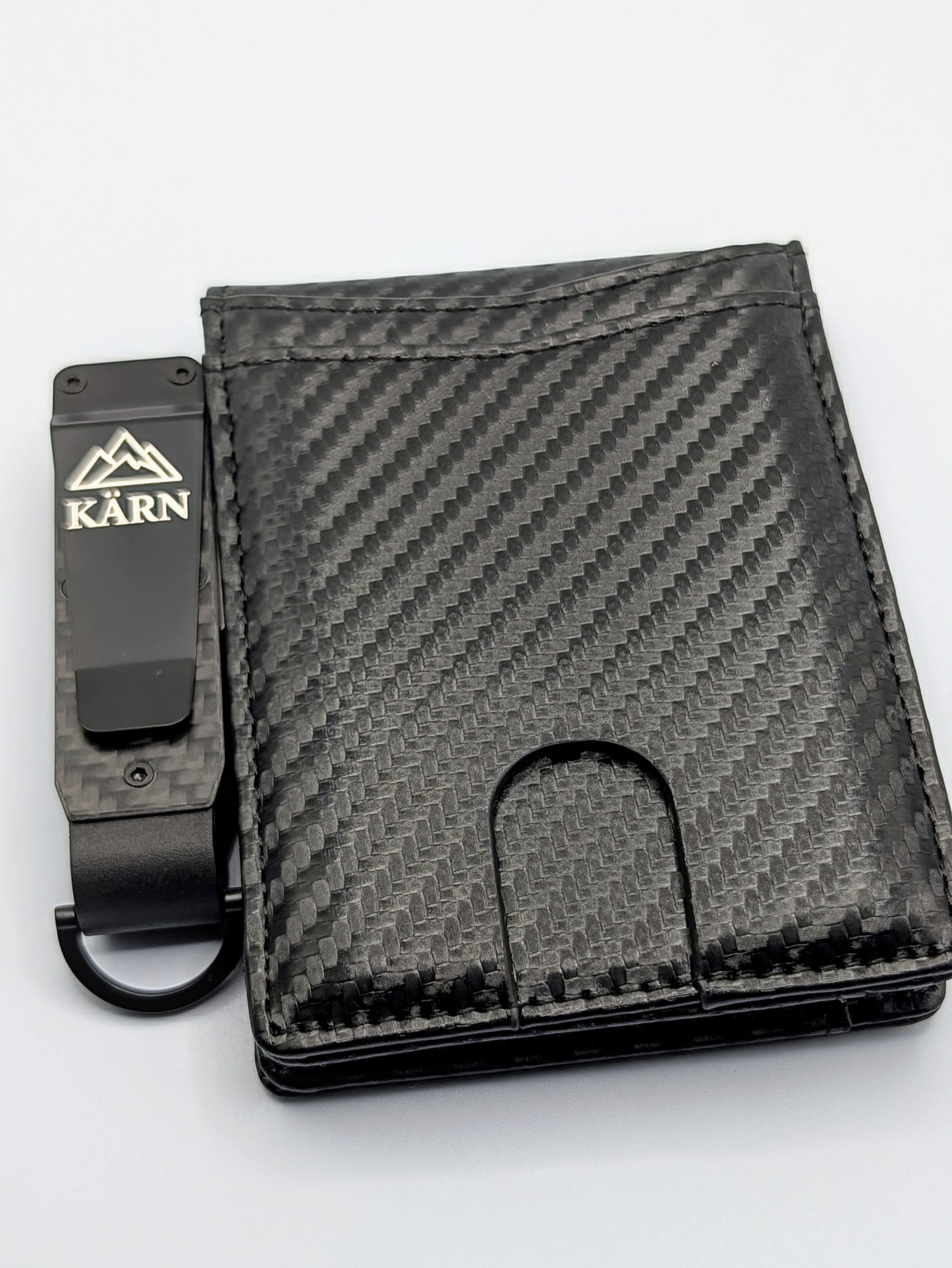 Billetera Kärn de fibra de carbono con clip metálico grabado con logotipo, diseño premium RFID antirrobo y minimalista.