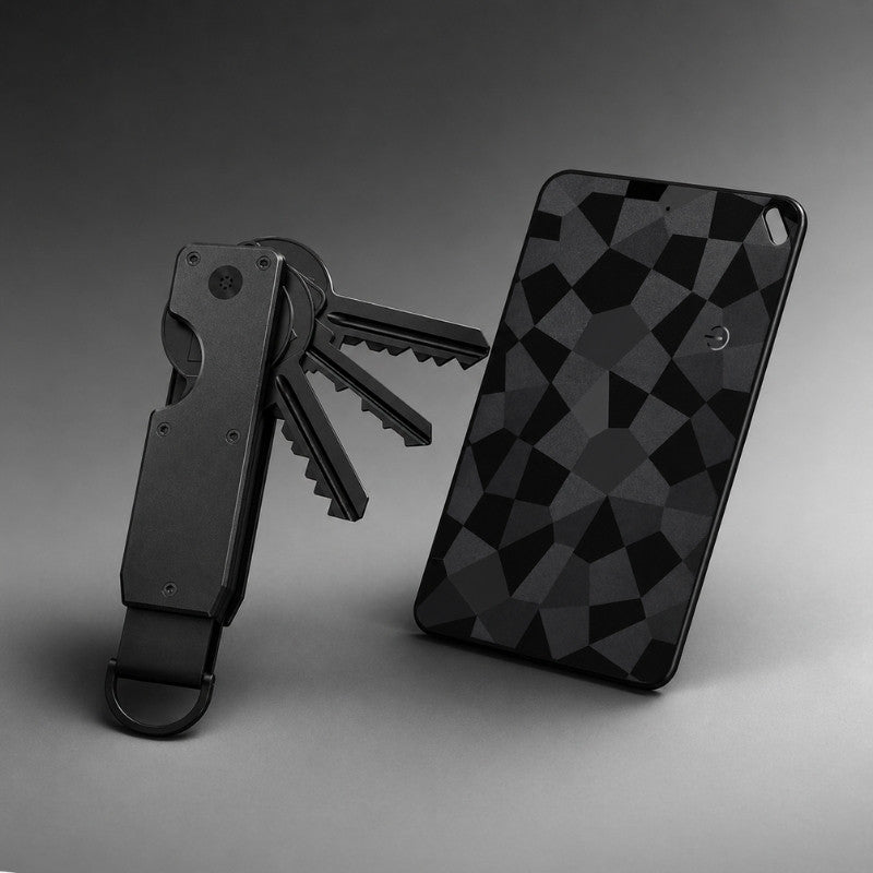 Pack de accesorios KÄRN con organizador de llaves compacto y tarjeta localizadora FindCard para proteger y localizar objetos.