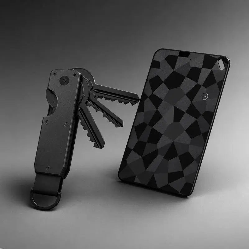 Pack de accesorios KÄRN con organizador de llaves compacto y tarjeta localizadora FindCard para proteger y localizar objetos.