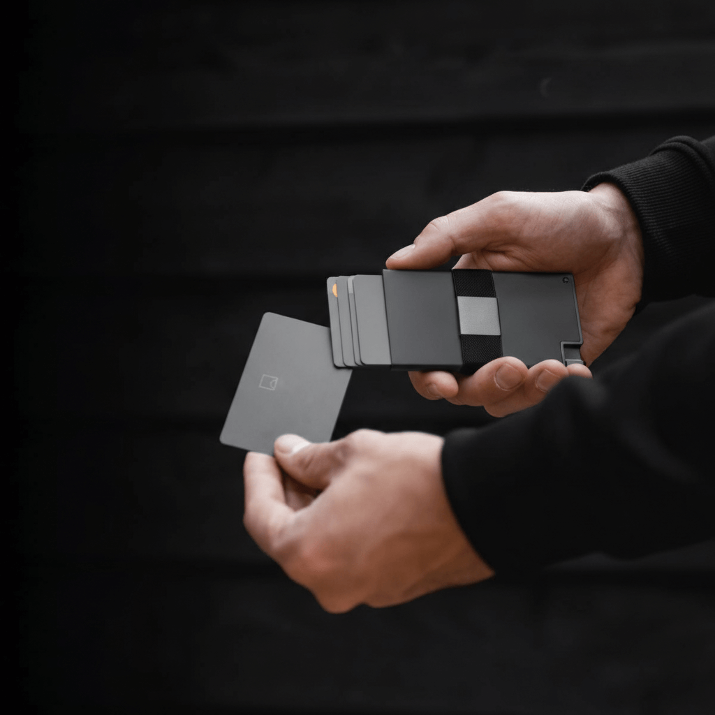 Tarjetero RFID Slide KÄRN detalle logo y acabado