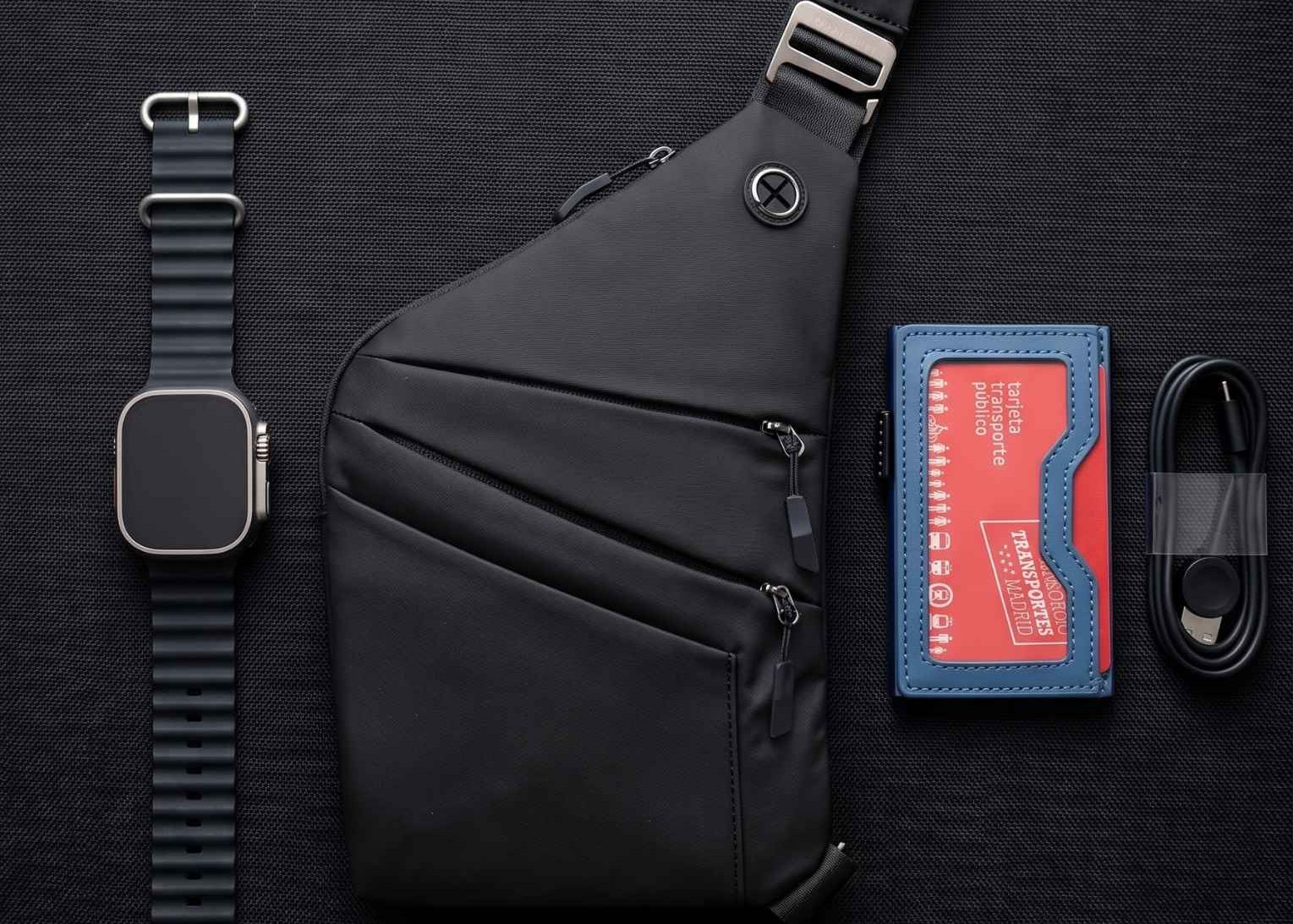Bandolera antirrobo KÄRN negra junto a tarjetero RFID y accesorios urbanos