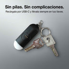 Alarma personal KÄRN recargable por USB-C junto a llaves, sin pilas desechables