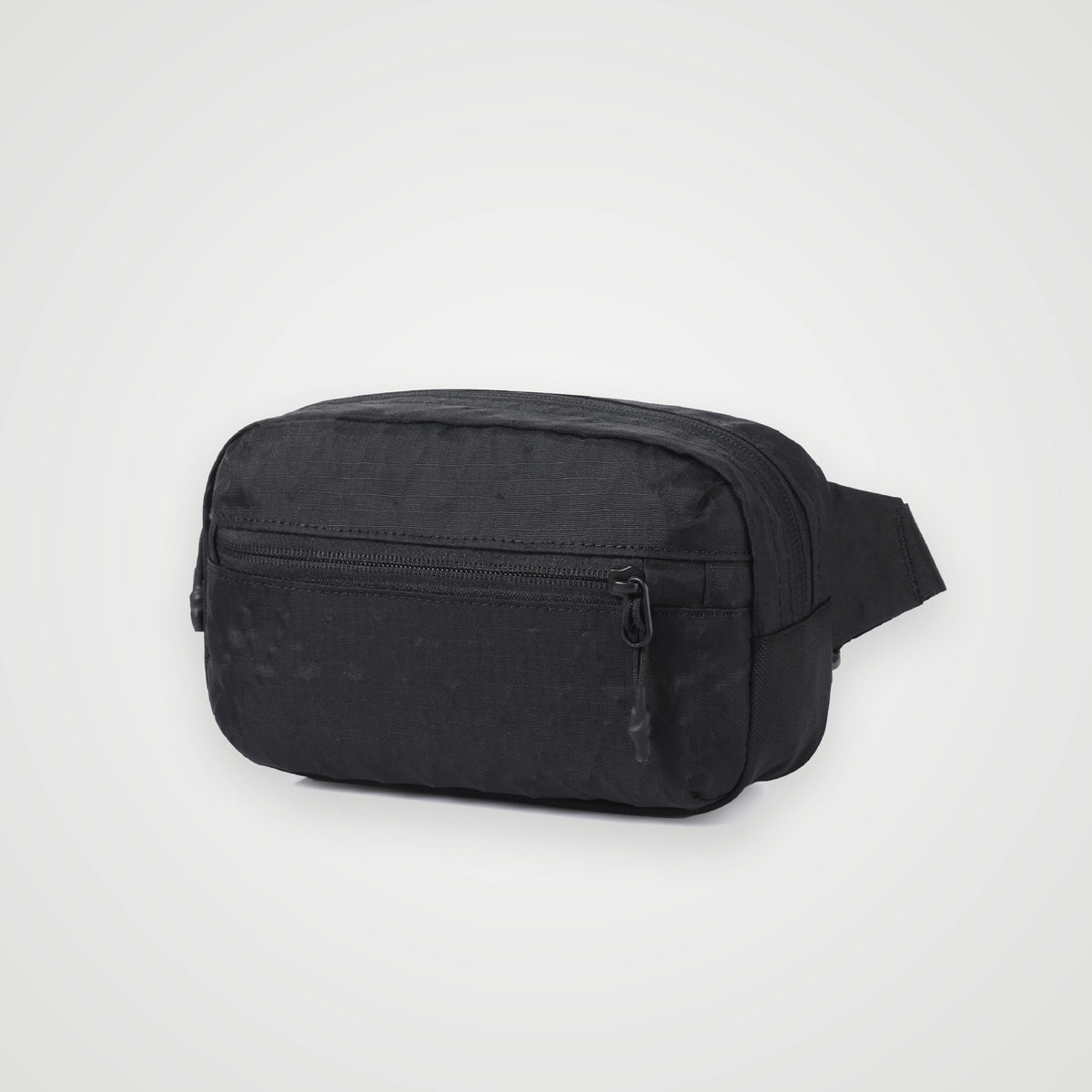 Bandolera compacta RFID KÄRN negra en vista frontal, con bolsillo exterior y cierre de seguridad