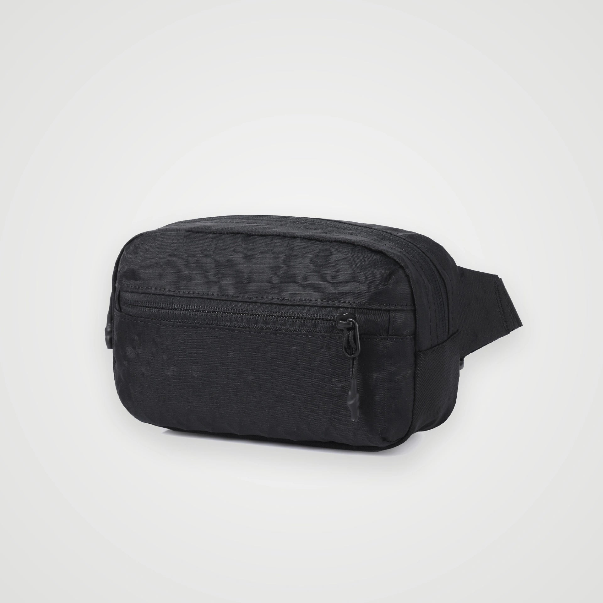 Bandolera compacta RFID KÄRN negra en vista frontal, con bolsillo exterior y cierre de seguridad