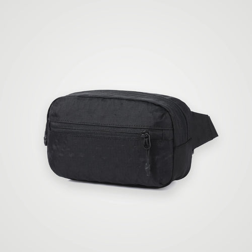 Bandolera compacta RFID KÄRN negra en vista frontal, con bolsillo exterior y cierre de seguridad