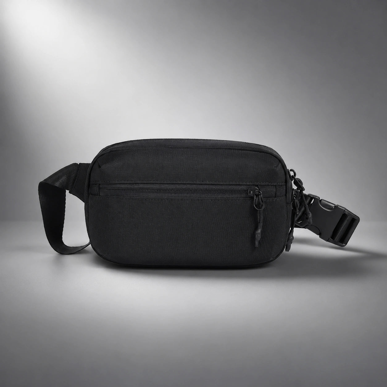 Bandolera negra KÄRN de estilo minimalista sobre fondo elegante de estudio