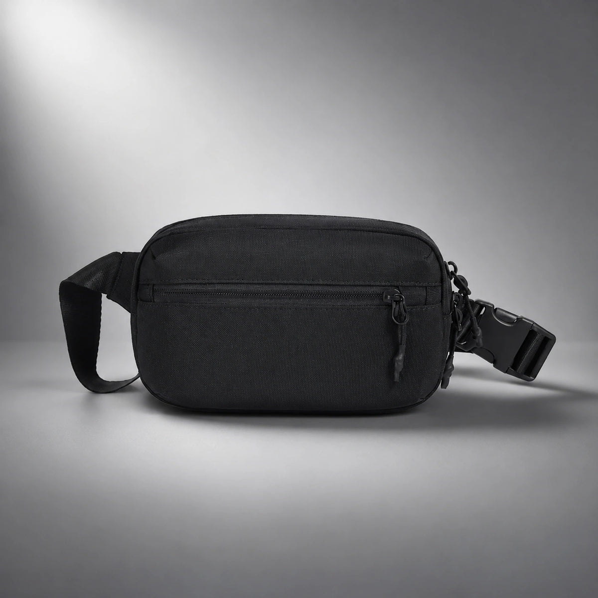 Bandolera negra KÄRN de estilo minimalista sobre fondo elegante de estudio