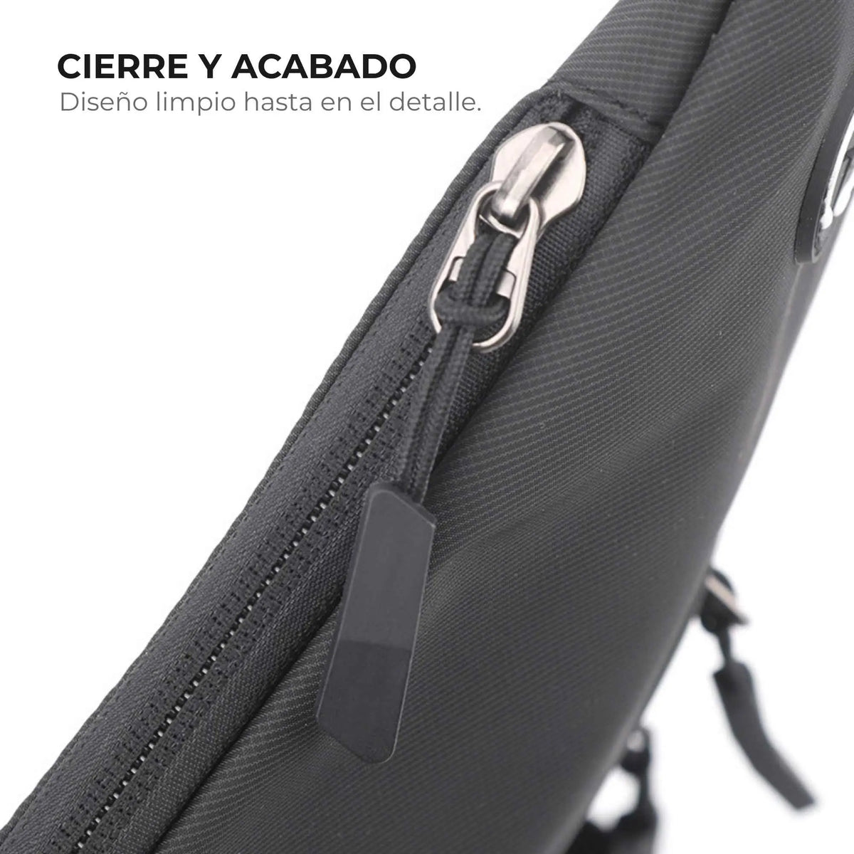 Detalle de la cremallera oculta de la mochila cruzada antirrobo Smart KÄRN negra con acabado limpio y diseño minimalista.