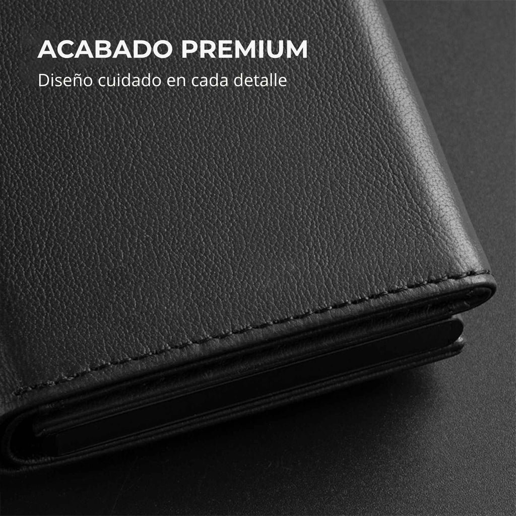 Detalle del acabado premium del tarjetero RFID Slim Pro KÄRN negro con textura y costuras visibles