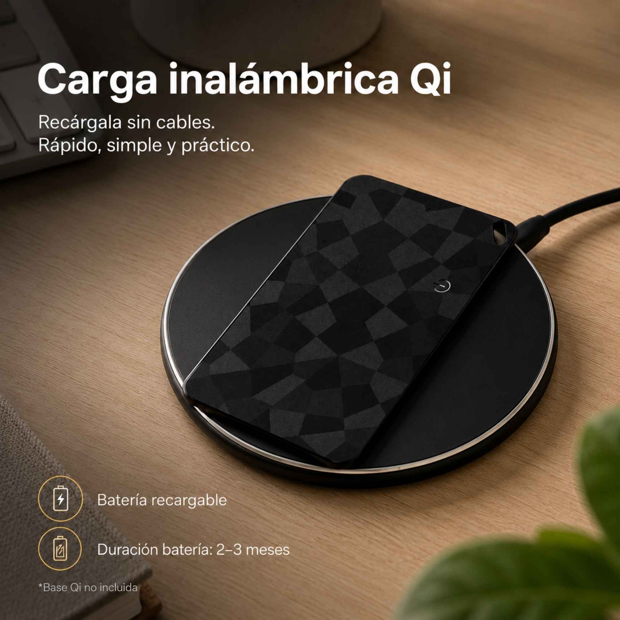 FindCard KÄRN cargando sobre base inalámbrica Qi con batería recargable de 2 a 3 meses