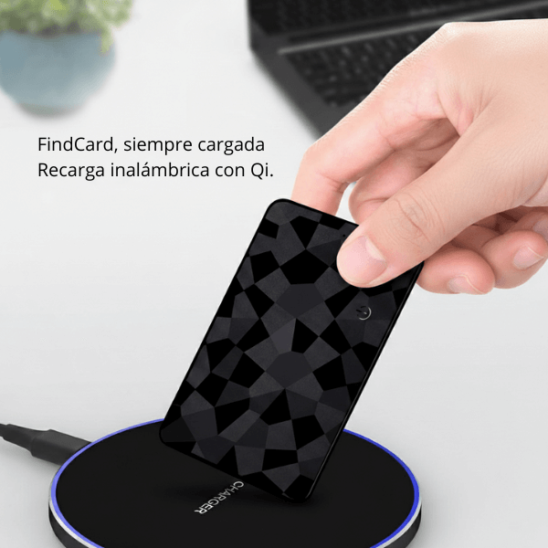 FindCard KÄRN recargándose sobre la base de carga Qi