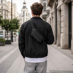 Hombre usando bandolera compacta RFID KÄRN negra, alternativa ligera para llevar lo esencial sin mochila