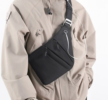Hombre usando la Mochila Antirrobo Smart negra KÄRN con puerto USB y diseño ergonómico cruzado.