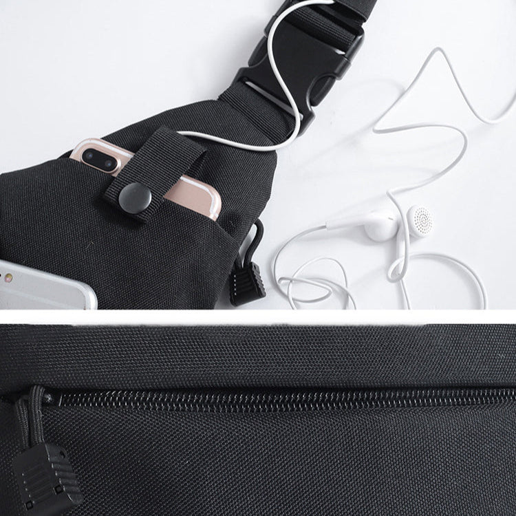 Detalle del bolsillo superior de la Mochila Antirrobo negra KÄRN con espacio para móvil y auriculares.