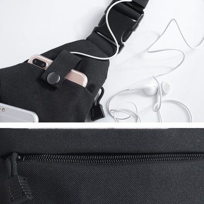 Detalle del bolsillo superior de la Mochila Antirrobo negra KÄRN con espacio para móvil y auriculares.
