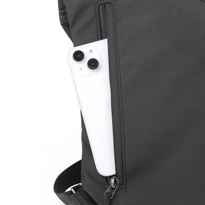Detalle del bolsillo trasero con cremallera de la Mochila Antirrobo Smart negra KÄRN, ideal para guardar el móvil con seguridad.