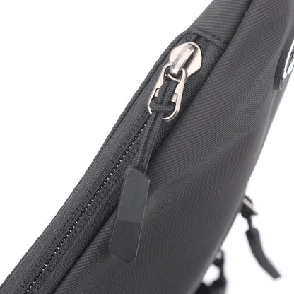 Detalle de la cremallera reforzada y diseño impermeable de la Mochila Antirrobo Smart negra KÄRN.