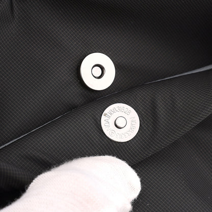 Detalle del cierre magnético de seguridad de la Mochila Antirrobo Smart negra KÄRN, resistente y fácil de usar.