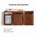 Interior del tarjetero RFID Slim Pro KÄRN marrón con ventana para DNI, ranuras extra y espacio para billetes