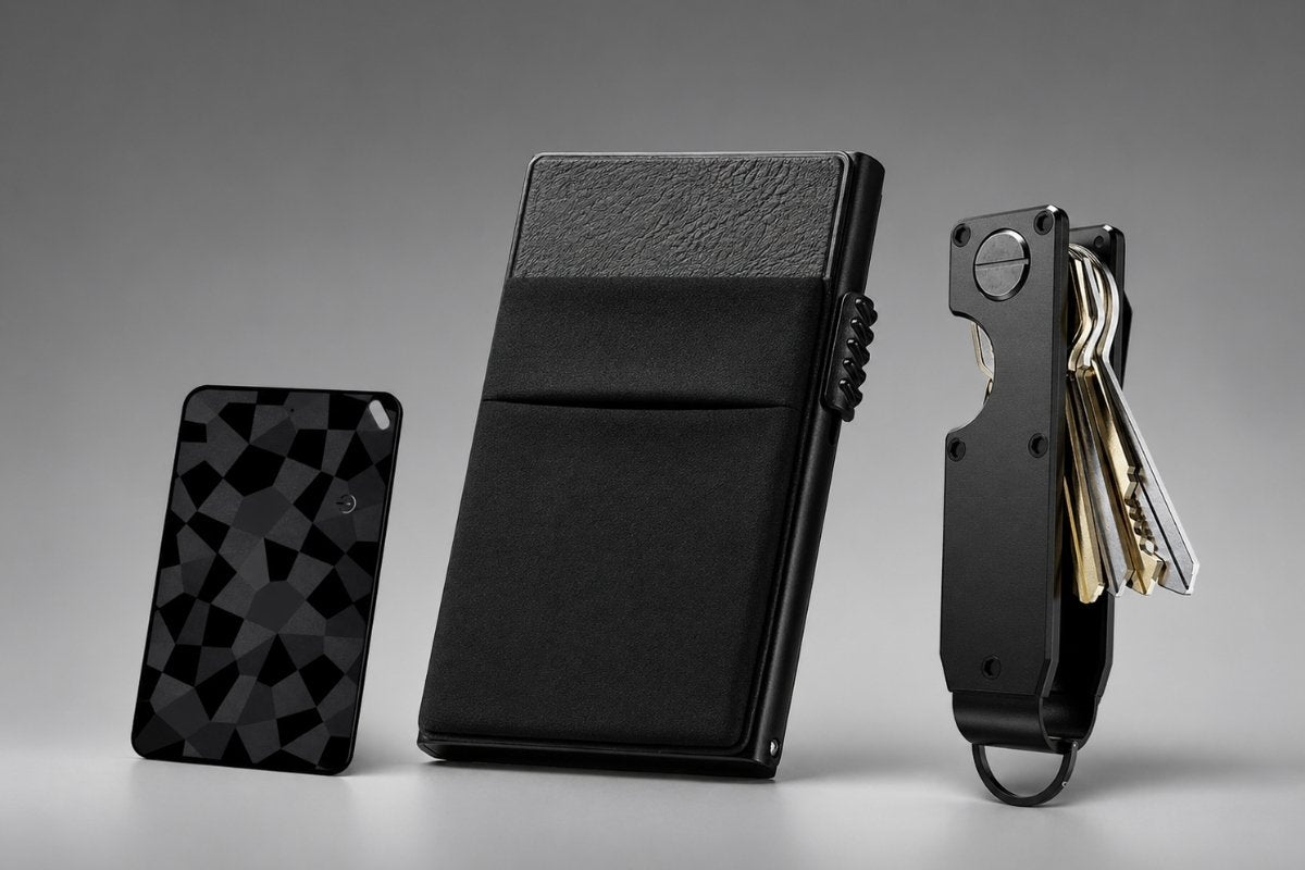 Kit KÄRN negro con tarjetero RFID Slim, tarjeta localizadora y organizador de llaves compacto sobre fondo gris premium.