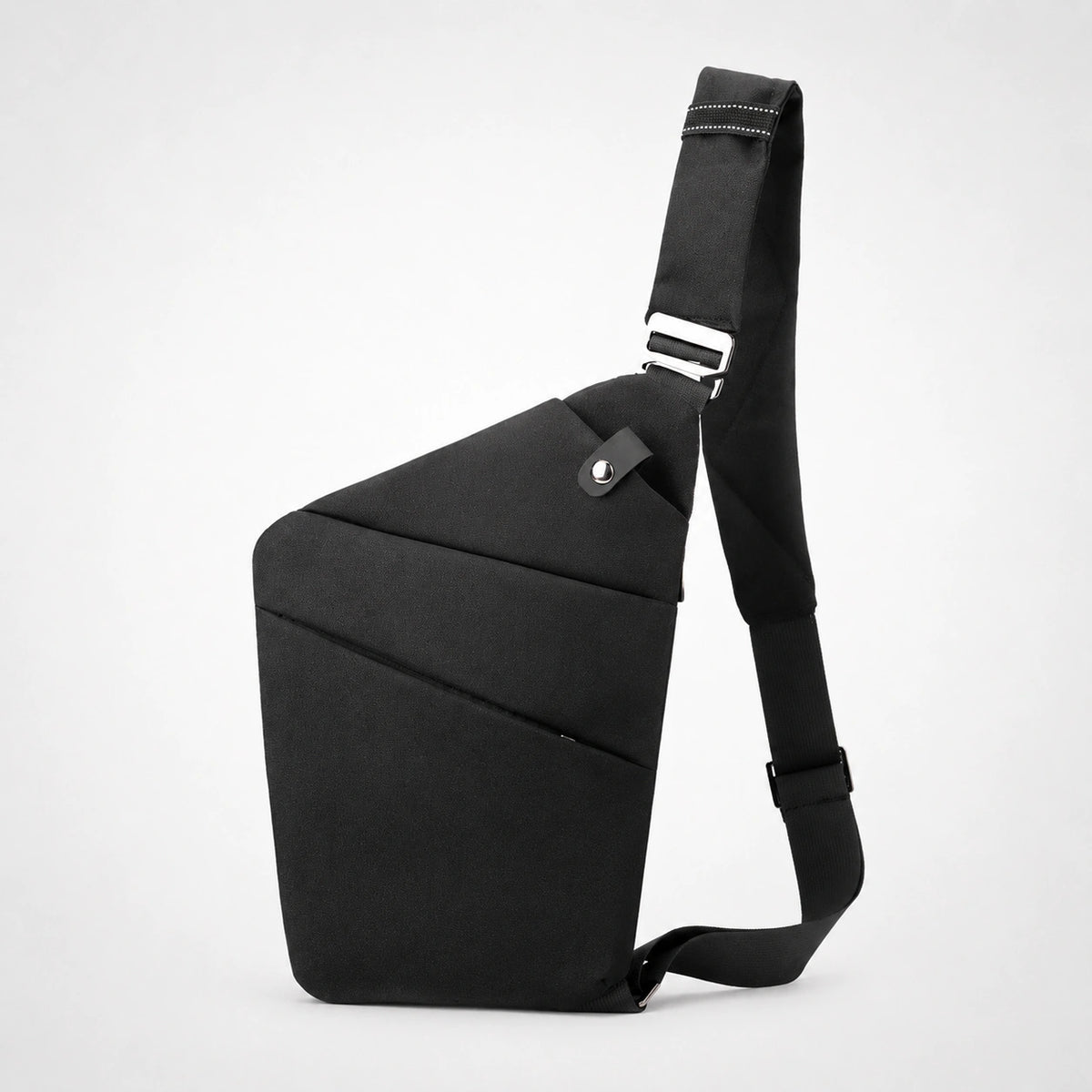 Mochila Slim KÄRN negra en vista lateral, diseño compacto tipo bandolera