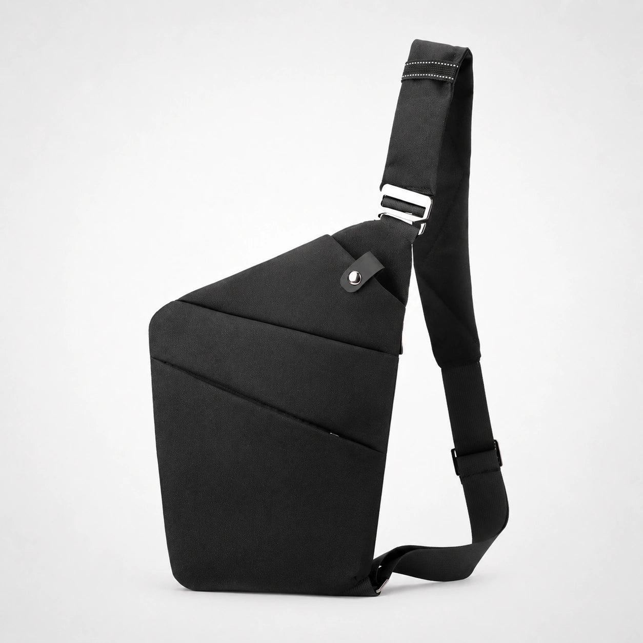 Mochila Slim KÄRN negra en vista lateral, diseño compacto tipo bandolera