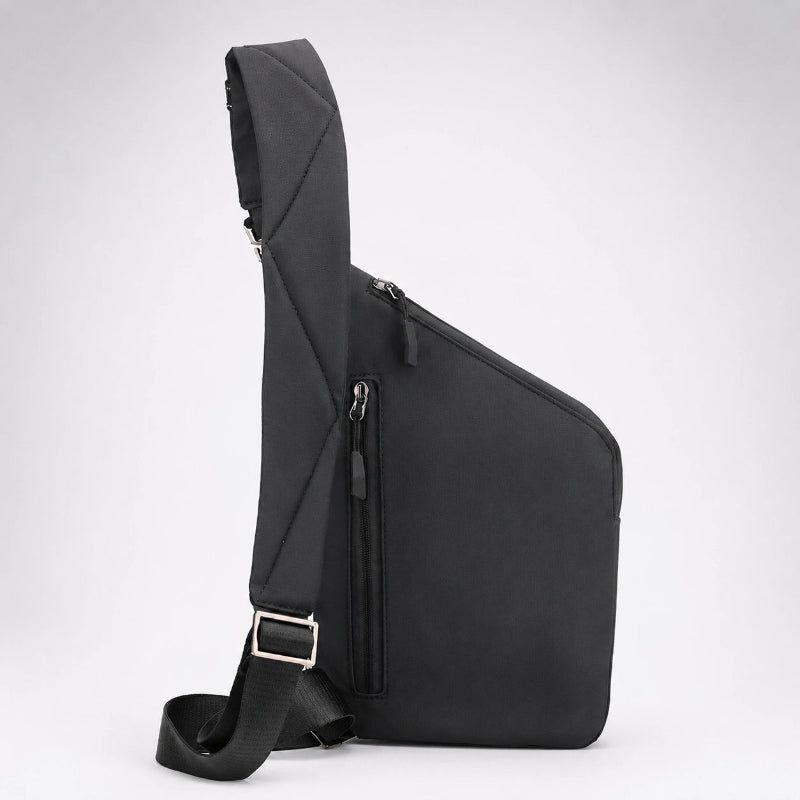 Mochila cruzada antirrobo Smart KÄRN negra en vista trasera, con correa ajustable y bolsillo lateral con cremallera