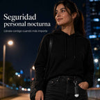 Mujer usando alarma personal KÄRN en el pantalón durante la noche en ciudad