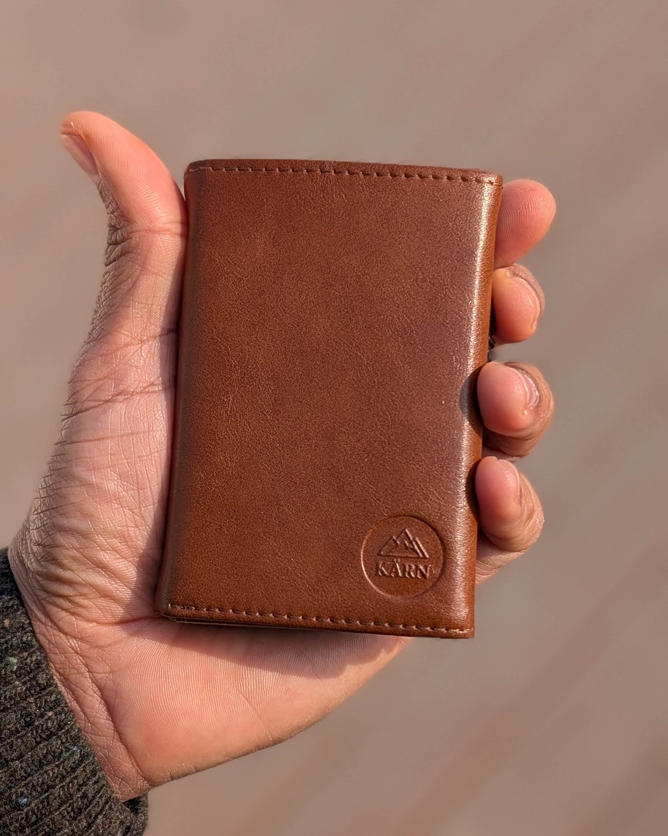 Tarjetero KÄRN con mecanismo pop up para tarjetas