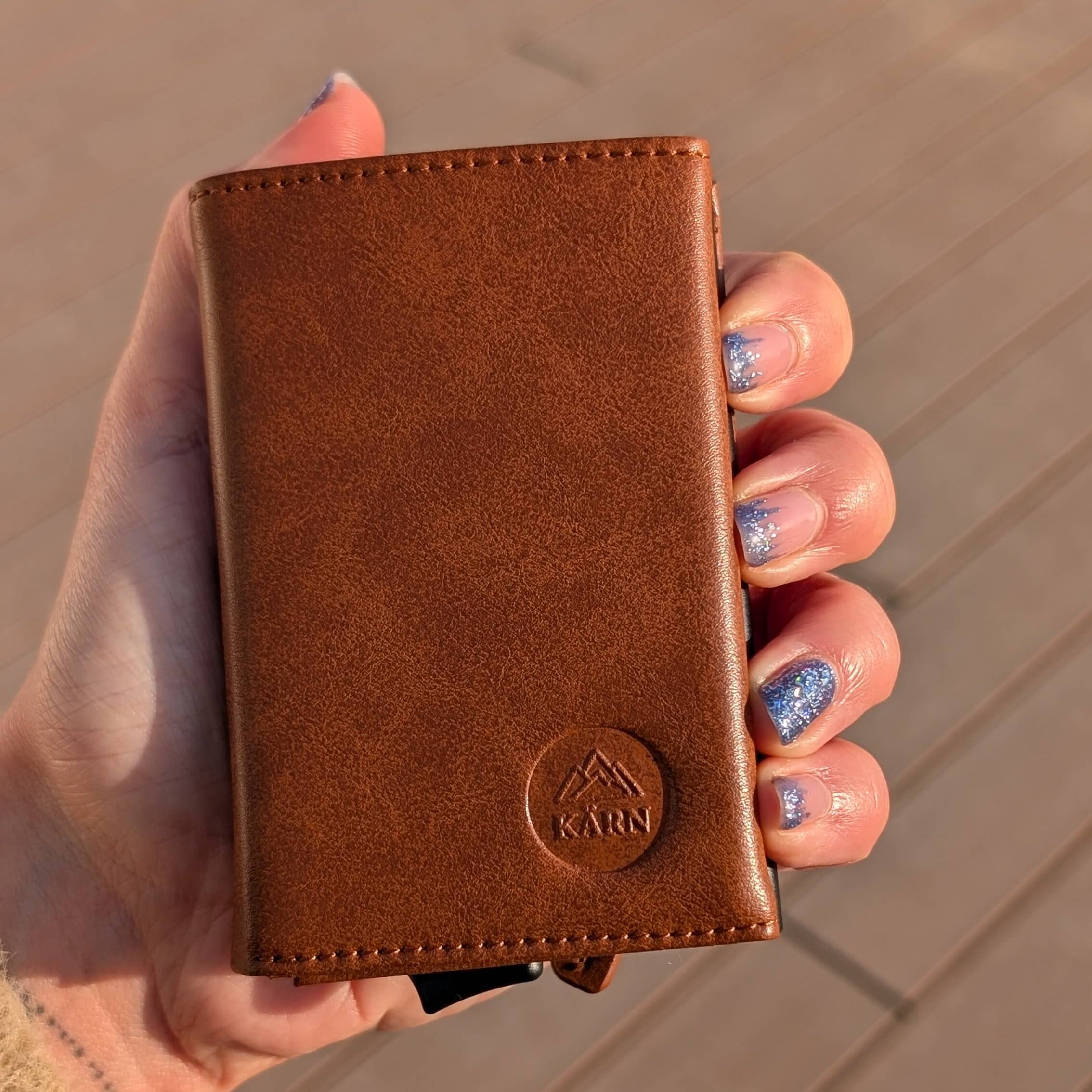 Tarjetero RFID KÄRN detalle textura aluminio marrón