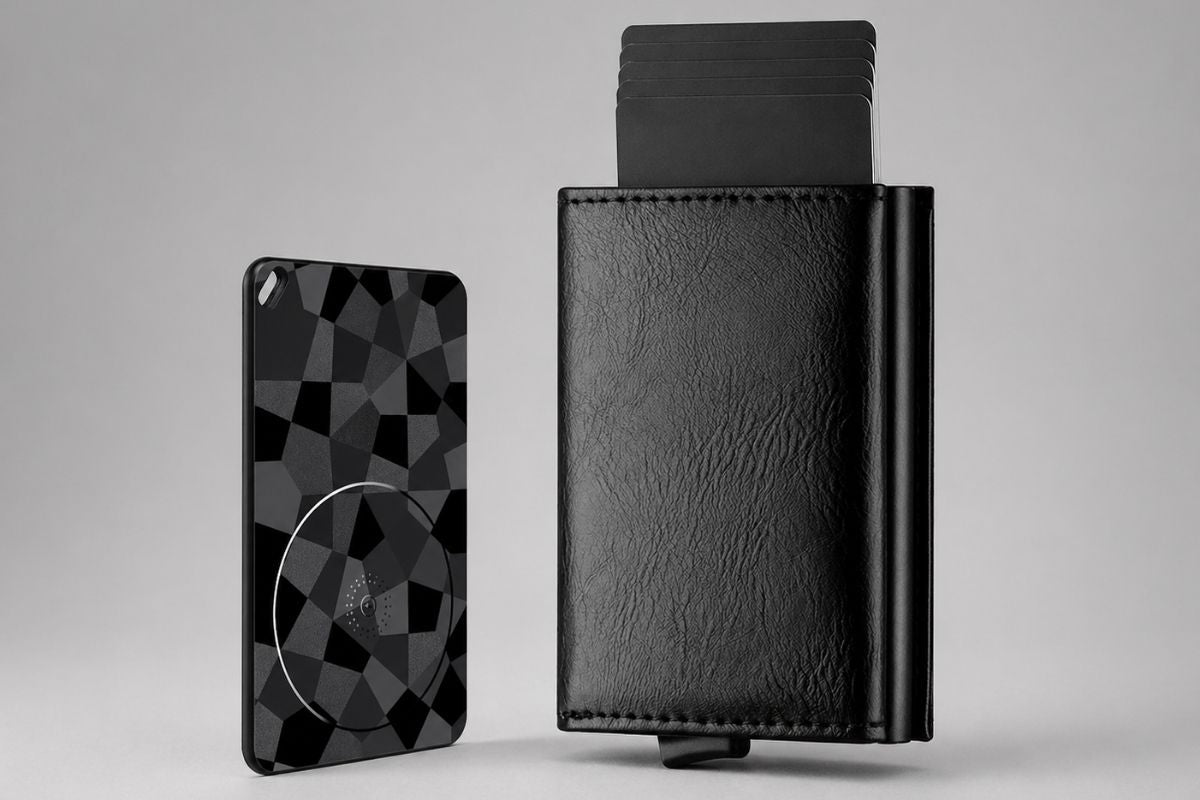Pack KÄRN con tarjetero RFID negro y tarjeta localizadora FindCard en formato compacto, accesorios premium para proteger y localizar la cartera.