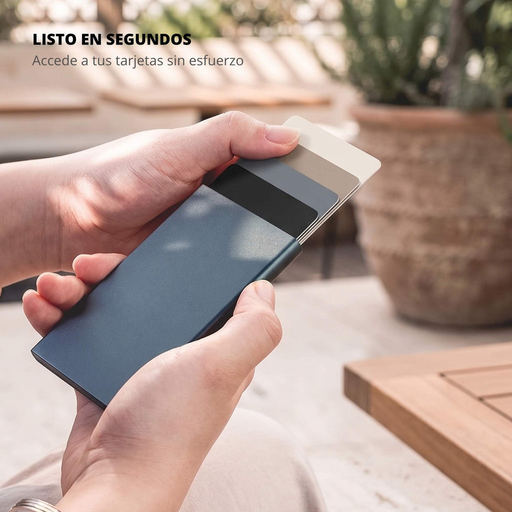 Persona usando tarjetero cómodo en exterior