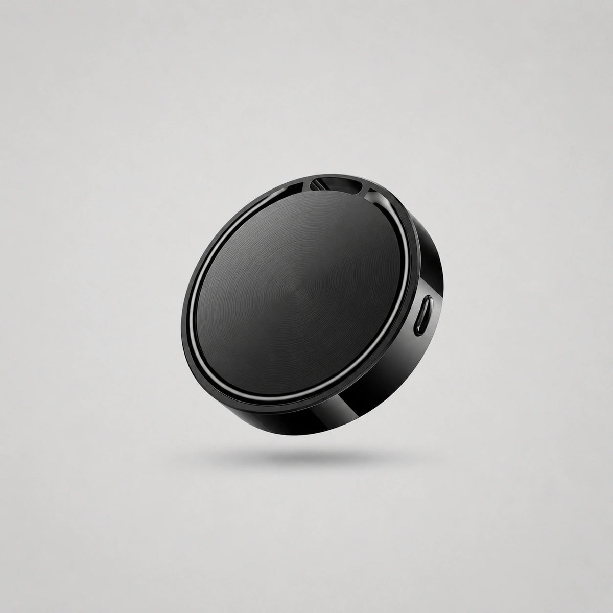 Localizador compacto en color negro, diseñado para llevar en llaves, mochila, bolso o maleta y encontrar tus objetos desde el móvil.