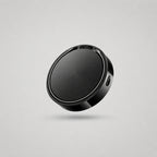 Localizador compacto en color negro, diseñado para llevar en llaves, mochila, bolso o maleta y encontrar tus objetos desde el móvil.
