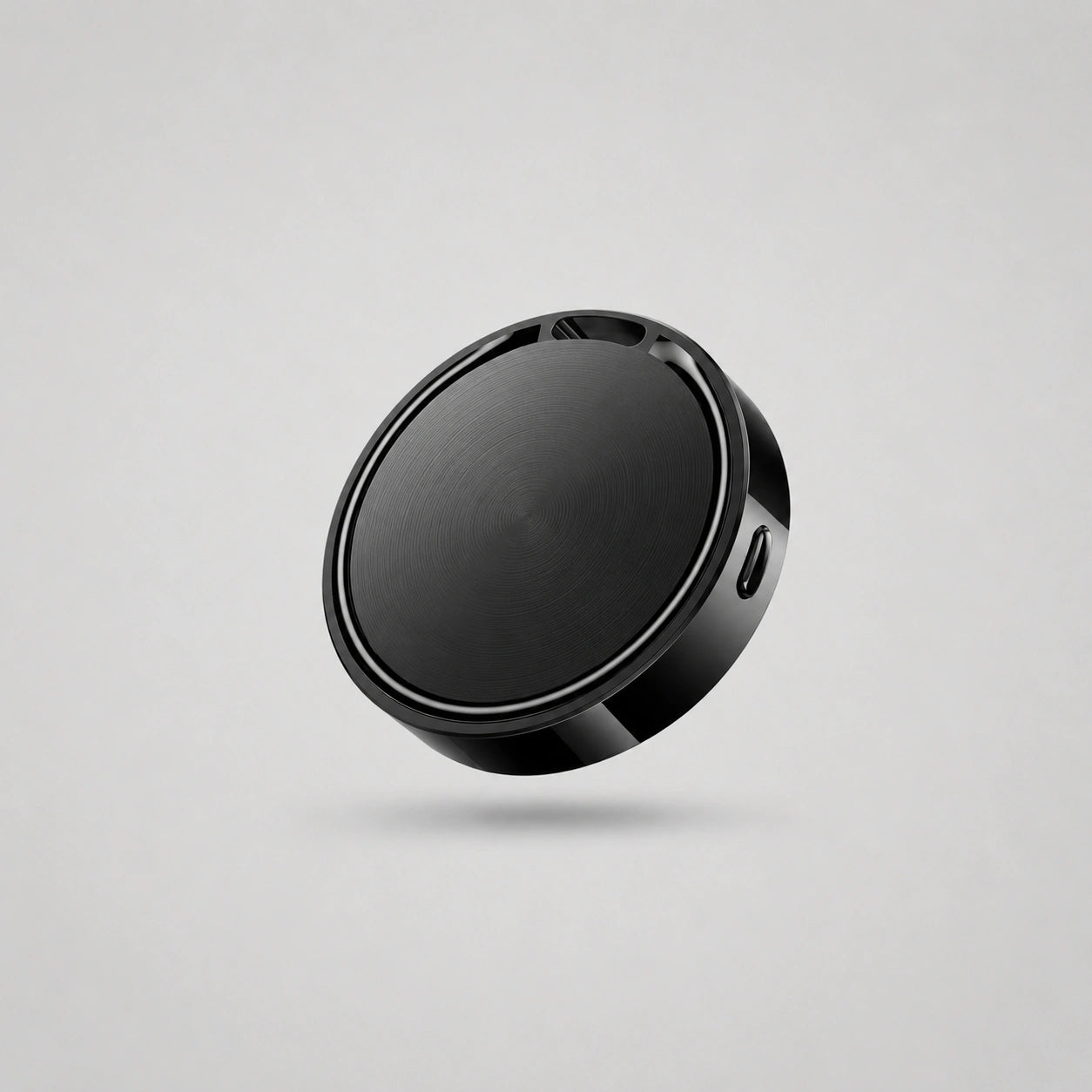 Localizador compacto en color negro, diseñado para llevar en llaves, mochila, bolso o maleta y encontrar tus objetos desde el móvil.