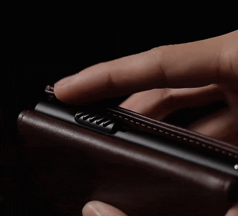 Tarjetero slim pro marrón en uso 
