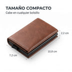 Tarjetero RFID Slim KÄRN marrón con dimensiones 10,8 cm x 7,2 cm x 2,2 cm y diseño compacto