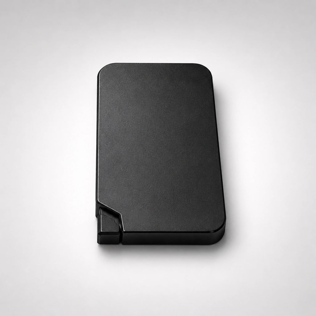 Tarjetero MagSafe ultrafino KÄRN en color negro con diseño metálico compacto, magnético y resistente para llevar tarjetas esenciales.