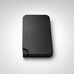Tarjetero MagSafe ultrafino KÄRN en color negro con diseño metálico compacto, magnético y resistente para llevar tarjetas esenciales.