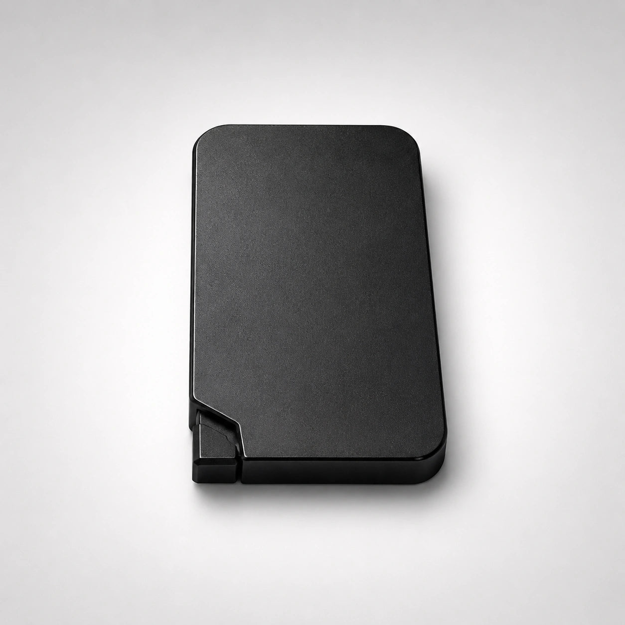 Tarjetero MagSafe ultrafino KÄRN en color negro con diseño metálico compacto, magnético y resistente para llevar tarjetas esenciales.