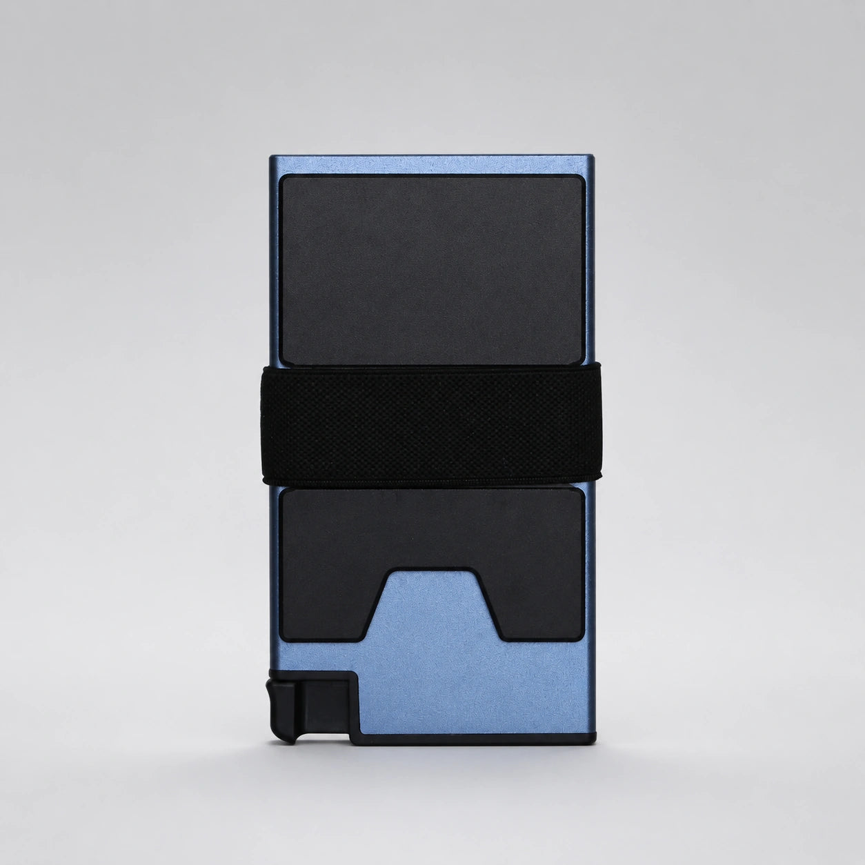 Tarjetero RFID Esencial KÄRN azul en vista frontal, diseño compacto con banda elástica