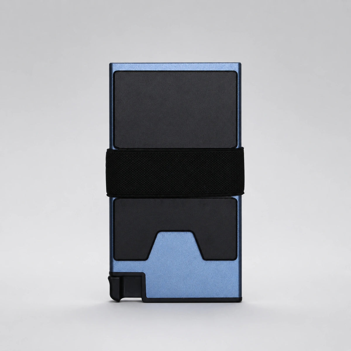 Tarjetero RFID Esencial KÄRN azul en vista frontal, diseño compacto con banda elástica
