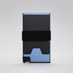 Tarjetero RFID Esencial KÄRN azul en vista frontal, diseño compacto con banda elástica
