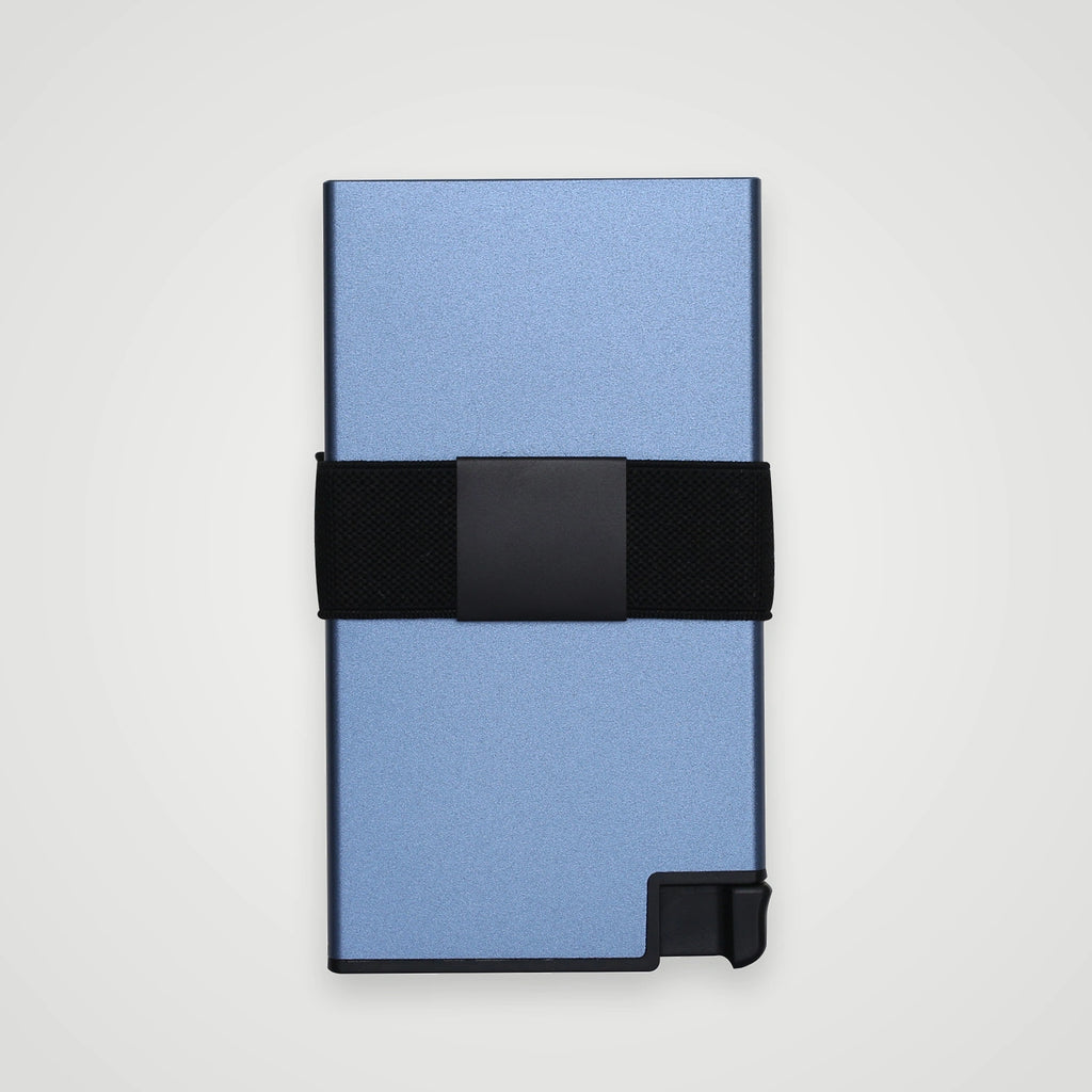 Tarjetero RFID Esencial KÄRN azul en vista trasera, diseño compacto con banda elástica