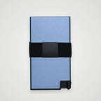 Tarjetero RFID Esencial KÄRN azul en vista trasera, diseño compacto con banda elástica