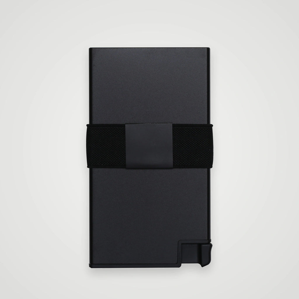 Tarjetero RFID Esencial KÄRN negro en vista trasera, diseño compacto con banda elástica