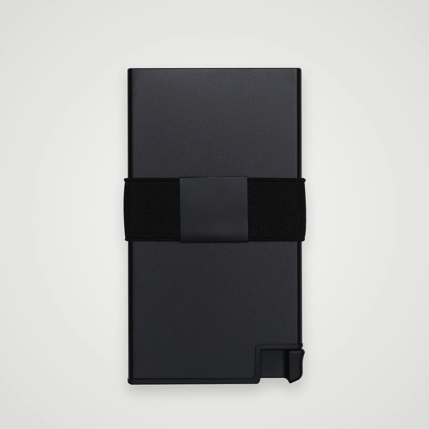 Tarjetero RFID Esencial KÄRN negro en vista trasera, diseño compacto con banda elástica