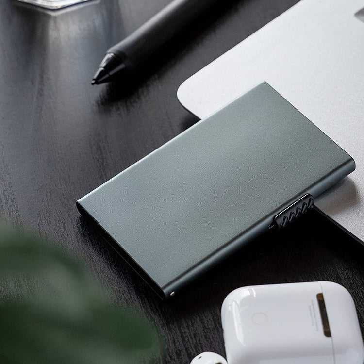 Tarjetero RFID Esencial KÄRN sobre escritorio